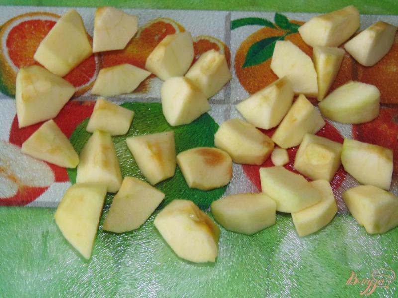 Фото приготовление рецепта: Пирог на бисквитном тесте с яблоком и вишней шаг №3