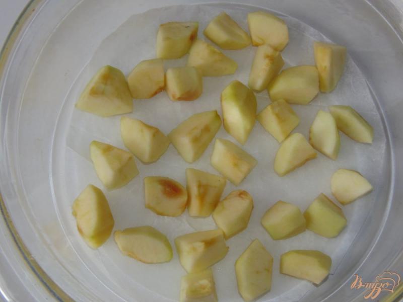 Фото приготовление рецепта: Пирог на бисквитном тесте с яблоком и вишней шаг №4
