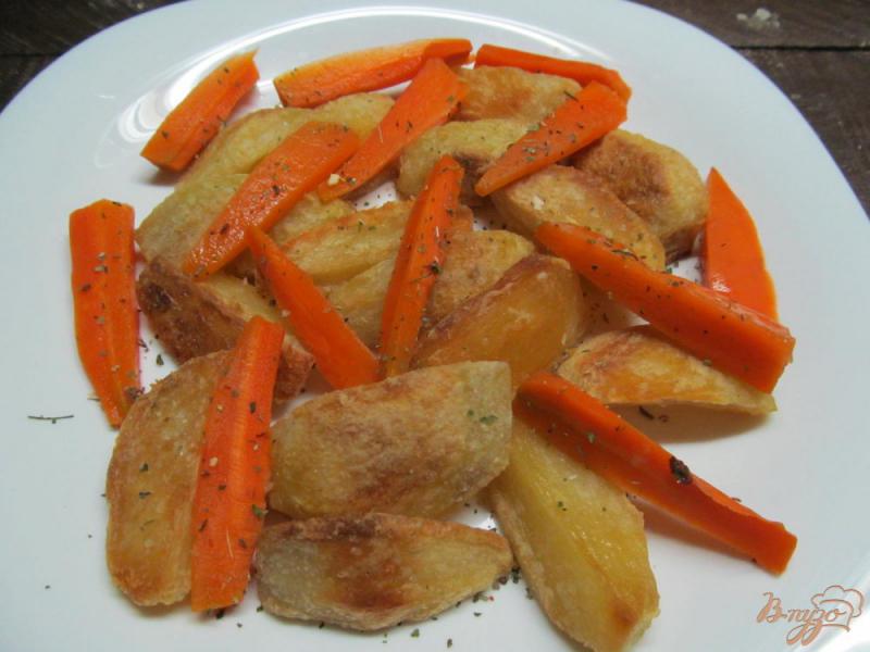 Фото приготовление рецепта: Теплый салат из рыбной консервы шаг №5