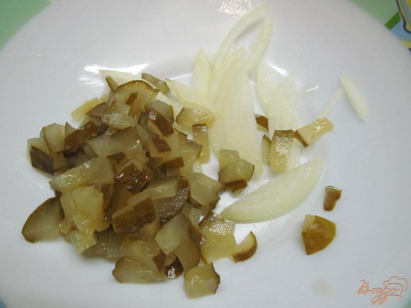 Фото приготовление рецепта: Салат из свеклы фасоли и огурца шаг №1