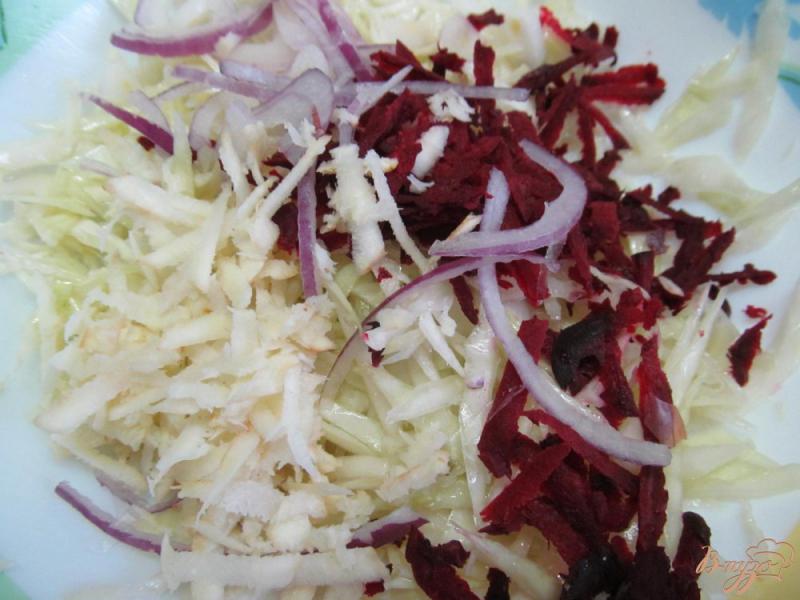 Фото приготовление рецепта: Салат из капусты с пастернаком и свеклой шаг №3