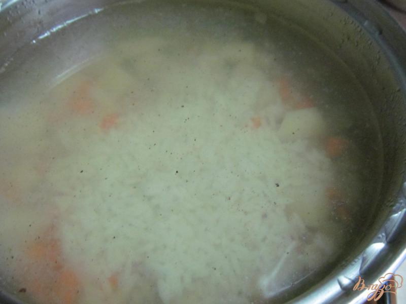 Фото приготовление рецепта: Суп с рыбными консервами шаг №3