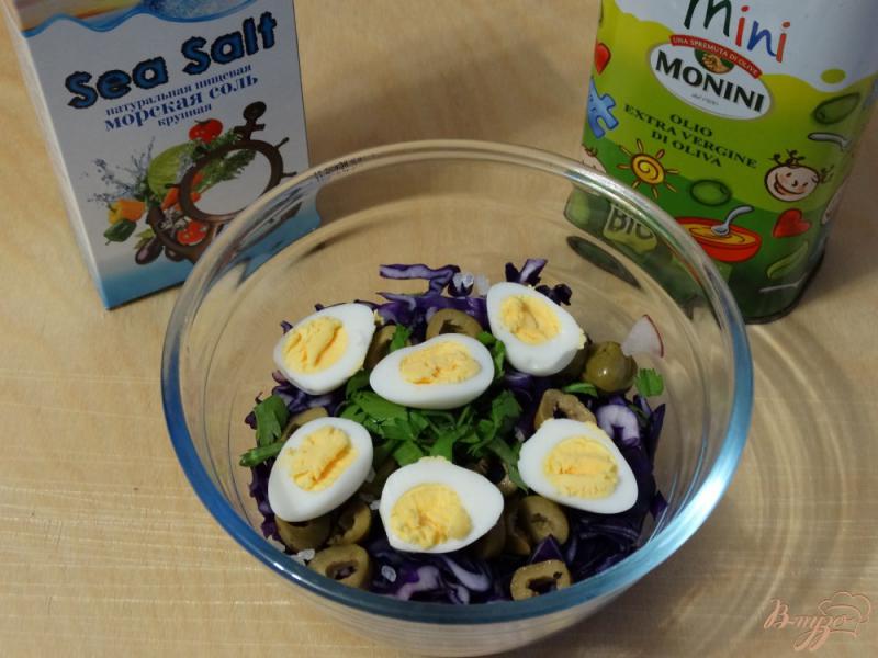 Фото приготовление рецепта: Салат из красной капусты и перепелиных яиц шаг №5