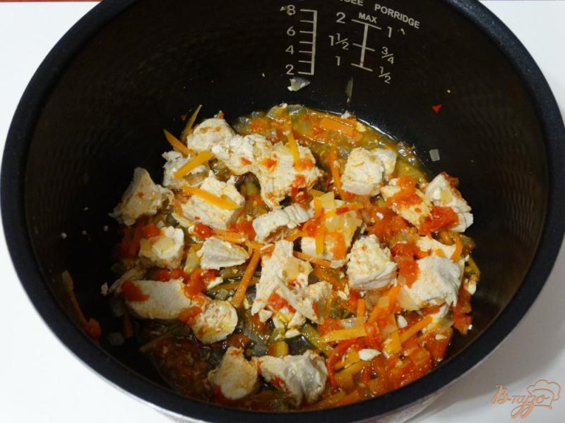 Фото приготовление рецепта: Макароны с куриной грудкой и овощами в мультиварке шаг №3