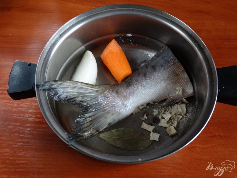 Фото приготовление рецепта: Рыбный бульон из горбуши с яйцом шаг №1