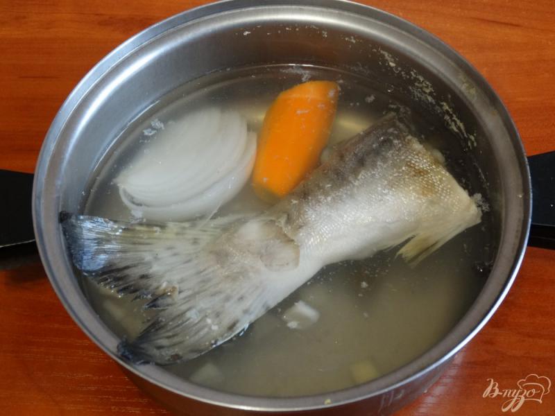 Фото приготовление рецепта: Рыбный бульон из горбуши с яйцом шаг №2