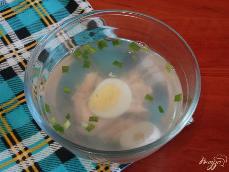 Фото приготовление рецепта: Рыбный бульон из горбуши с яйцом шаг №6
