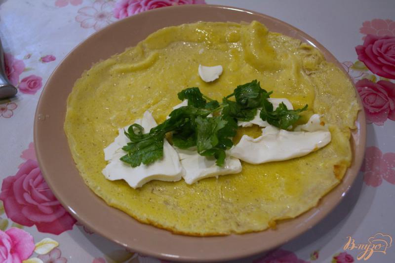 Фото приготовление рецепта: Блинчики яичные с крем сыром и зеленью шаг №3