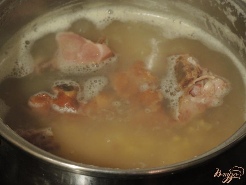 Фото приготовление рецепта: Гороховый суп с рёбрышками шаг №6