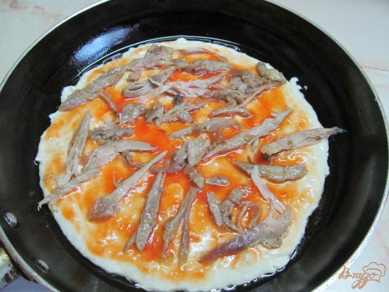 Фото приготовление рецепта: Пицца в сковороде с мясом утки грибами и помидором шаг №3