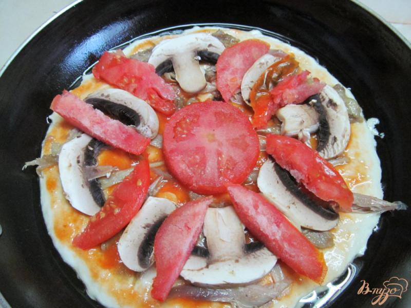 Фото приготовление рецепта: Пицца в сковороде с мясом утки грибами и помидором шаг №4
