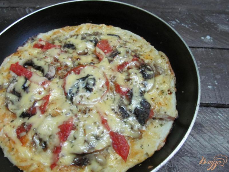 Фото приготовление рецепта: Пицца в сковороде с мясом утки грибами и помидором шаг №7