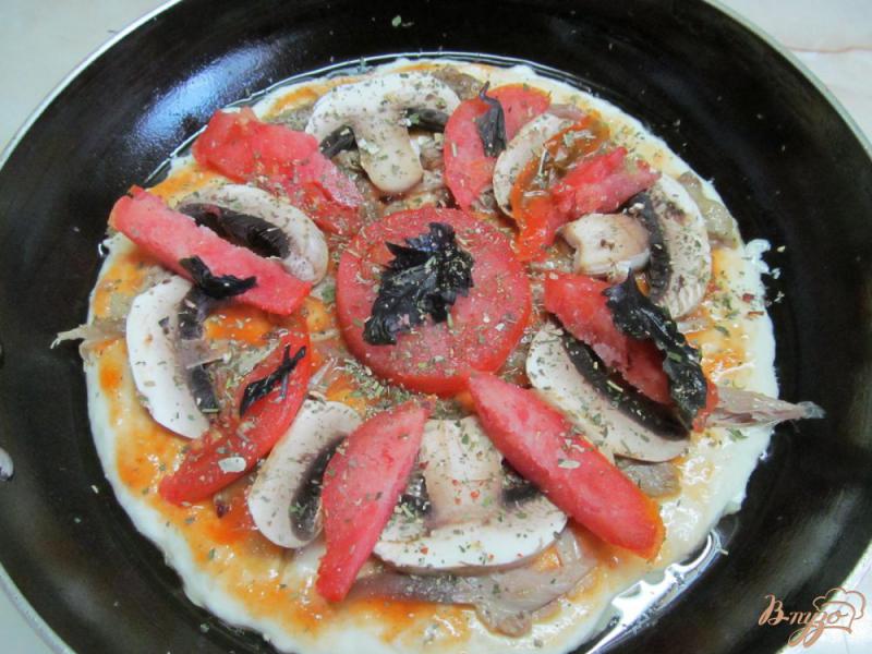 Фото приготовление рецепта: Пицца в сковороде с мясом утки грибами и помидором шаг №5