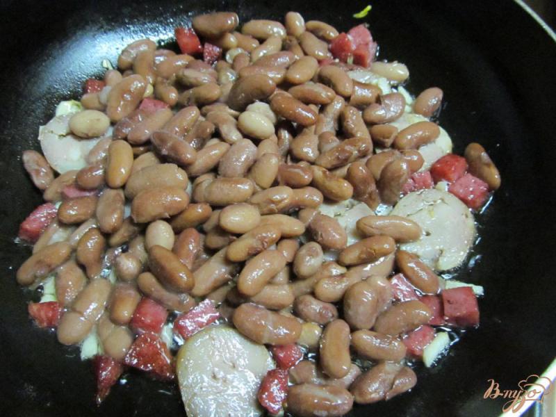Фото приготовление рецепта: Тушенная фасоль с колбасами шаг №4