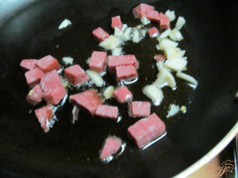 Фото приготовление рецепта: Тушенная фасоль с колбасами шаг №2