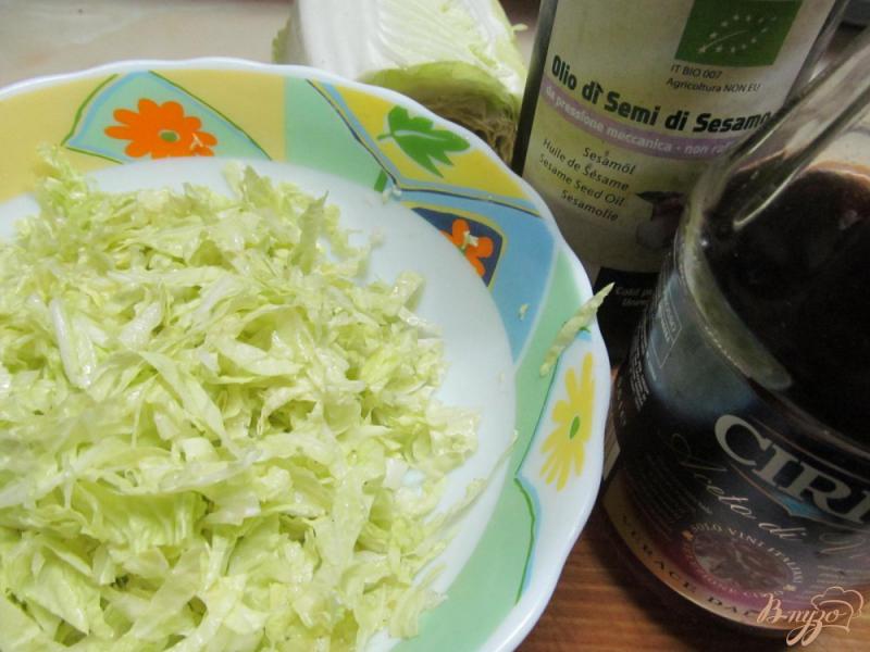 Фото приготовление рецепта: Салат из пекинской капусты помидора и салями шаг №2