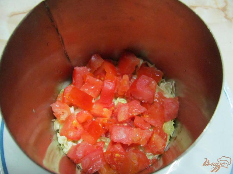 Фото приготовление рецепта: Салат из пекинской капусты помидора и салями шаг №4