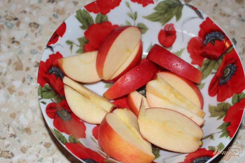 Фото приготовление рецепта: Куриные голени запеченные с яблоками шаг №3