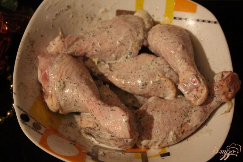 Фото приготовление рецепта: Куриные голени запеченные с яблоками шаг №2