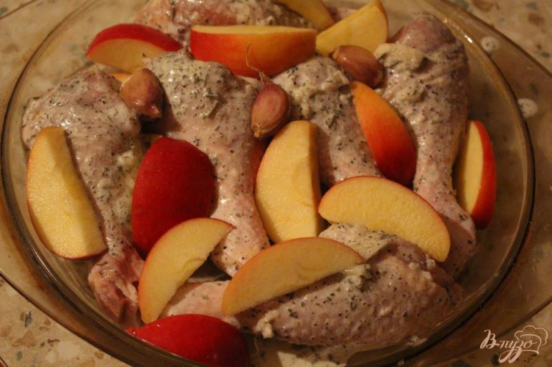 Фото приготовление рецепта: Куриные голени запеченные с яблоками шаг №4