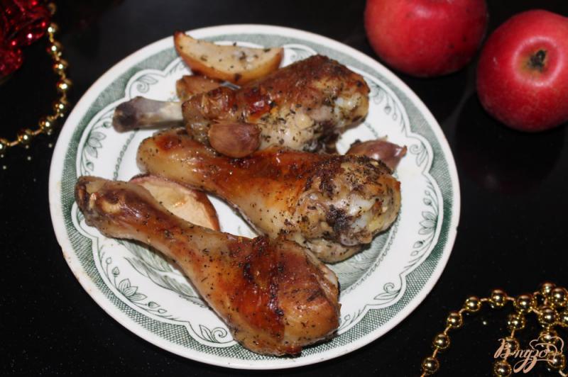 Фото приготовление рецепта: Куриные голени запеченные с яблоками шаг №5