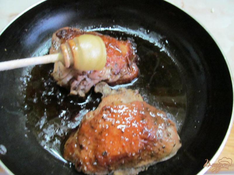 Фото приготовление рецепта: Куриные бедра тушенные под соусом шаг №4