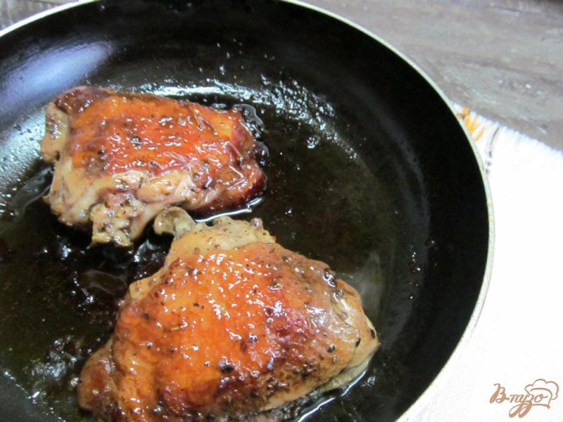 Фото приготовление рецепта: Куриные бедра тушенные под соусом шаг №5