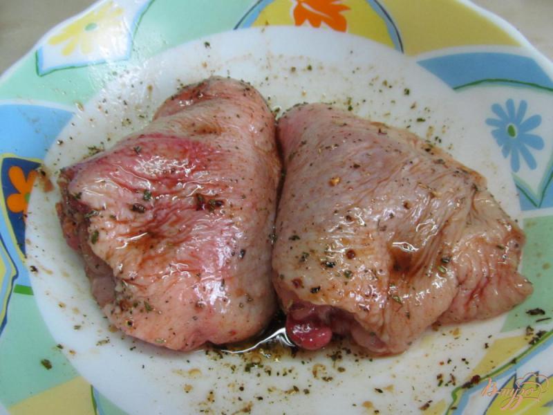 Фото приготовление рецепта: Куриные бедра тушенные под соусом шаг №2