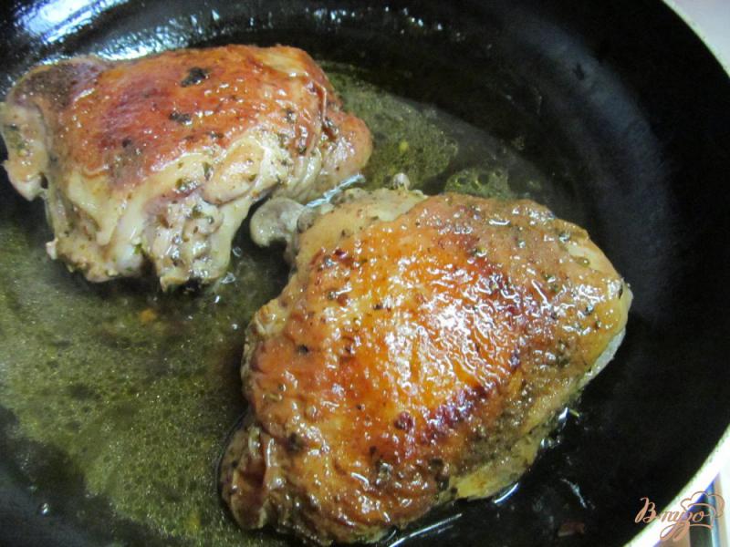 Фото приготовление рецепта: Куриные бедра тушенные под соусом шаг №3