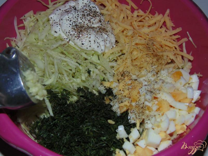 Фото приготовление рецепта: Салат из белокочанной капусты с твердым сыром шаг №5