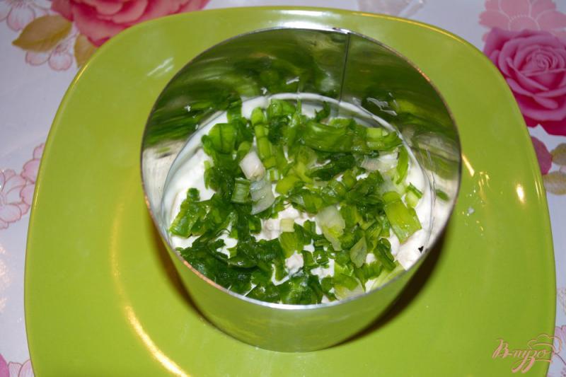 Фото приготовление рецепта: Салат с плавленым сыром и курицей шаг №3