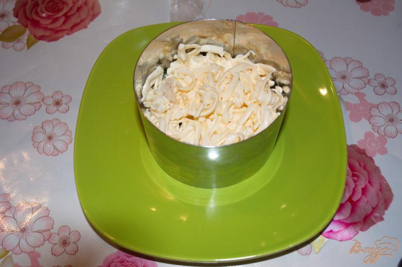 Фото приготовление рецепта: Салат с плавленым сыром и курицей шаг №4