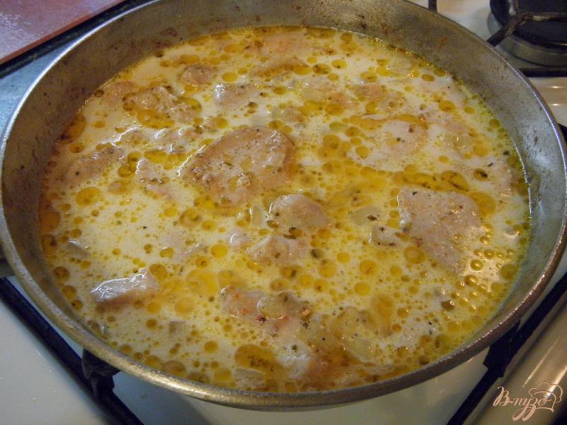 Фото приготовление рецепта: Мясо куриное в сливках с паприкой шаг №6