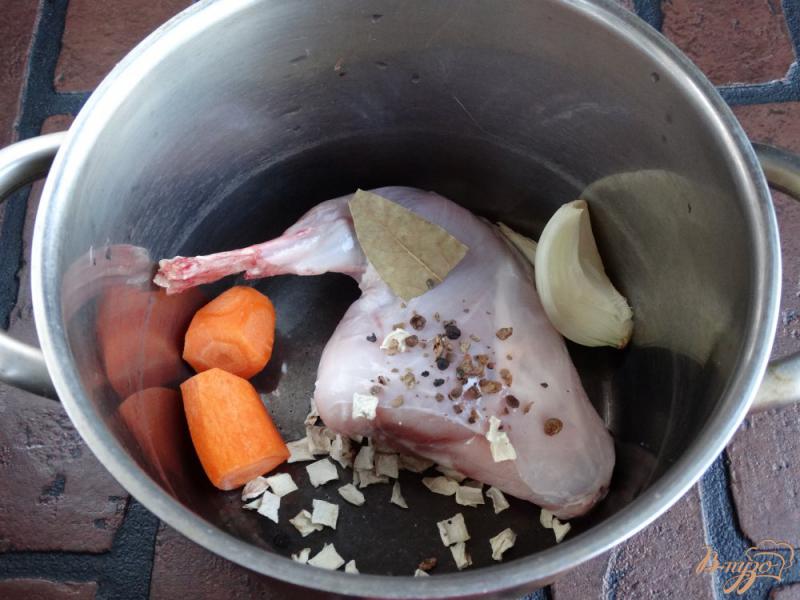 Фото приготовление рецепта: Диетический бульон из кролика шаг №2