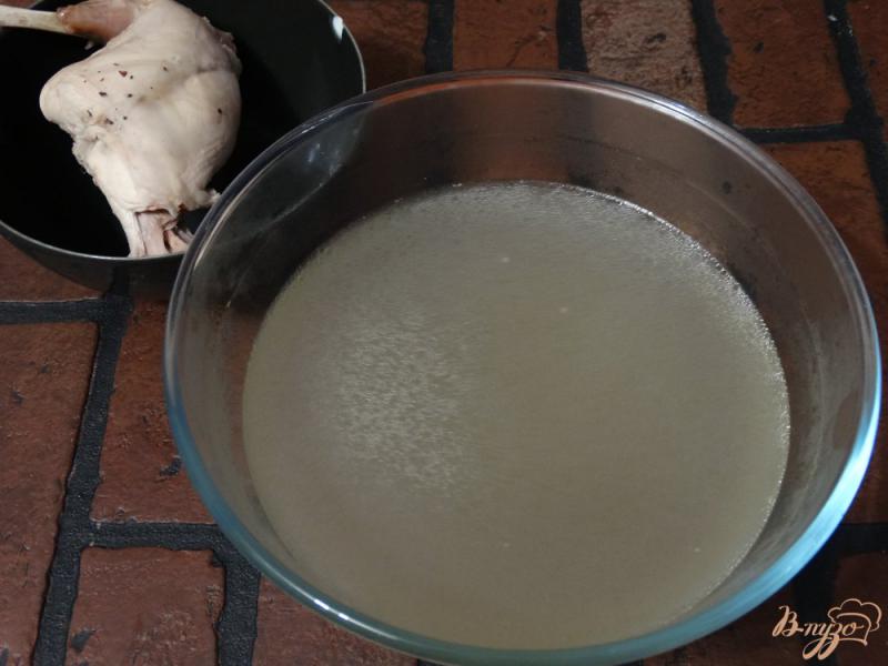 Фото приготовление рецепта: Диетический бульон из кролика шаг №5