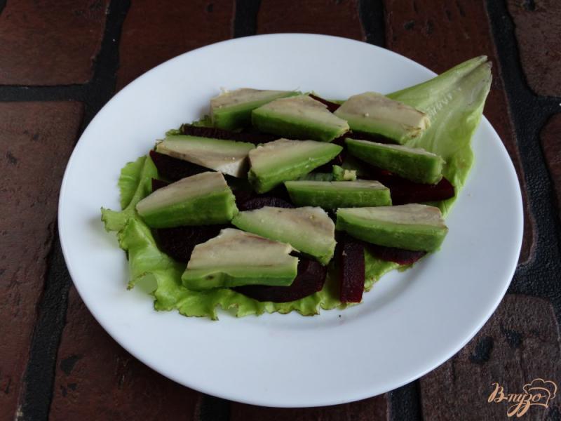 Фото приготовление рецепта: Салат с авокадо, свеклой и творожными шариками шаг №3