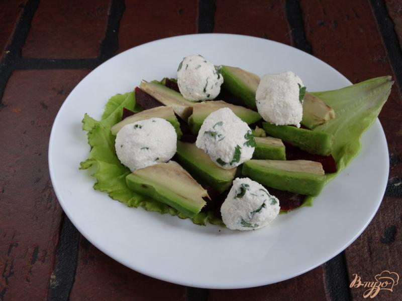 Фото приготовление рецепта: Салат с авокадо, свеклой и творожными шариками шаг №6