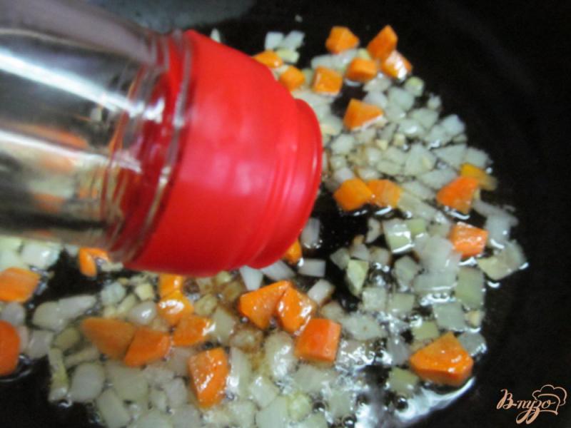 Фото приготовление рецепта: Жареный рис с яйцом и овощами шаг №5