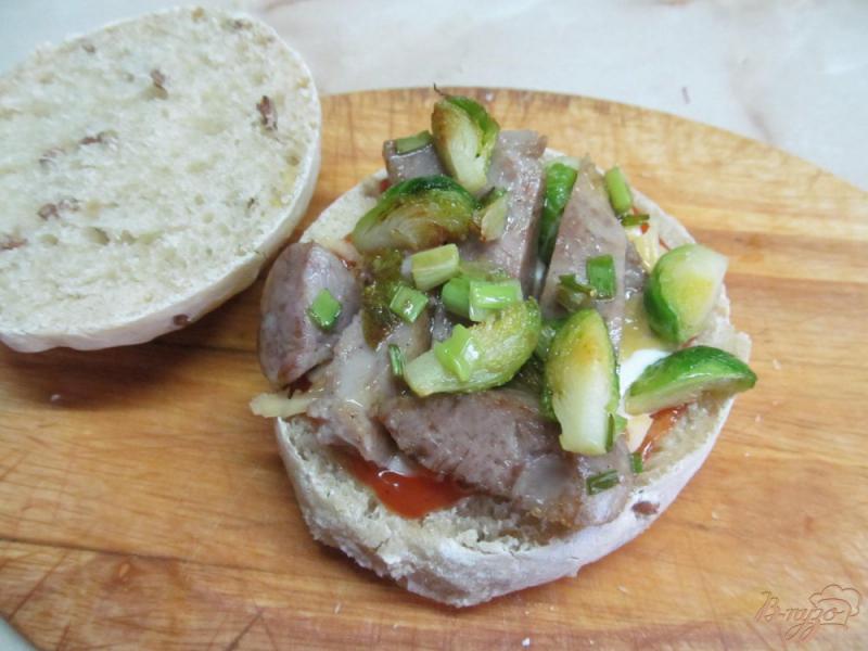 Фото приготовление рецепта: Бутерброд с домашней колбасой и брюссельской капустой шаг №6