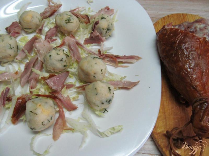 Фото приготовление рецепта: Салат из картофеля сыра и копченной курицы шаг №4