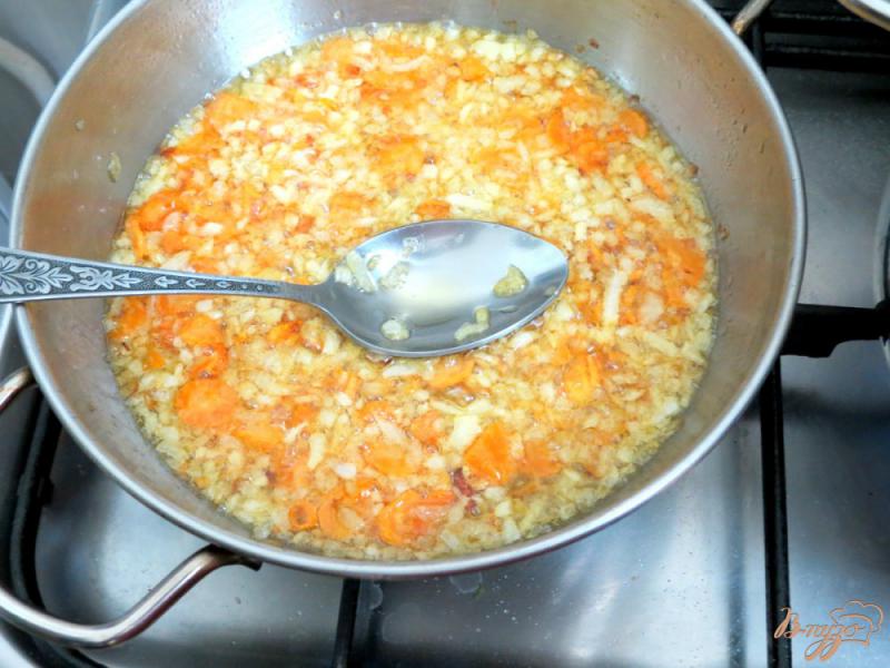 Фото приготовление рецепта: Гороховый суп с копчёными сосисками шаг №5