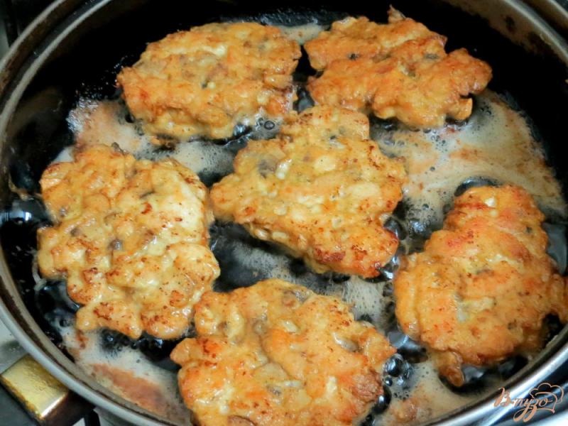 Фото приготовление рецепта: Куриные рубленые котлеты с грибами шаг №6