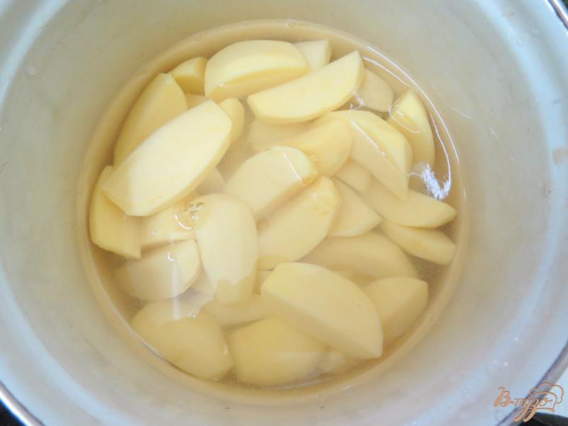 Фото приготовление рецепта: Запеканка из картофеля филе и грибов шаг №2