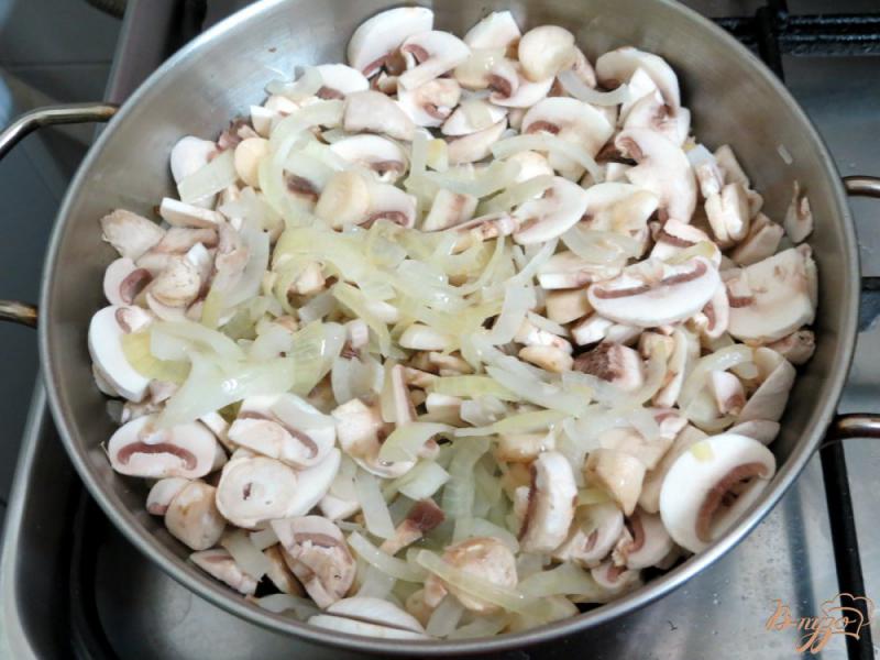 Фото приготовление рецепта: Запеканка из картофеля филе и грибов шаг №6