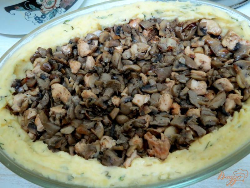 Фото приготовление рецепта: Запеканка из картофеля филе и грибов шаг №7