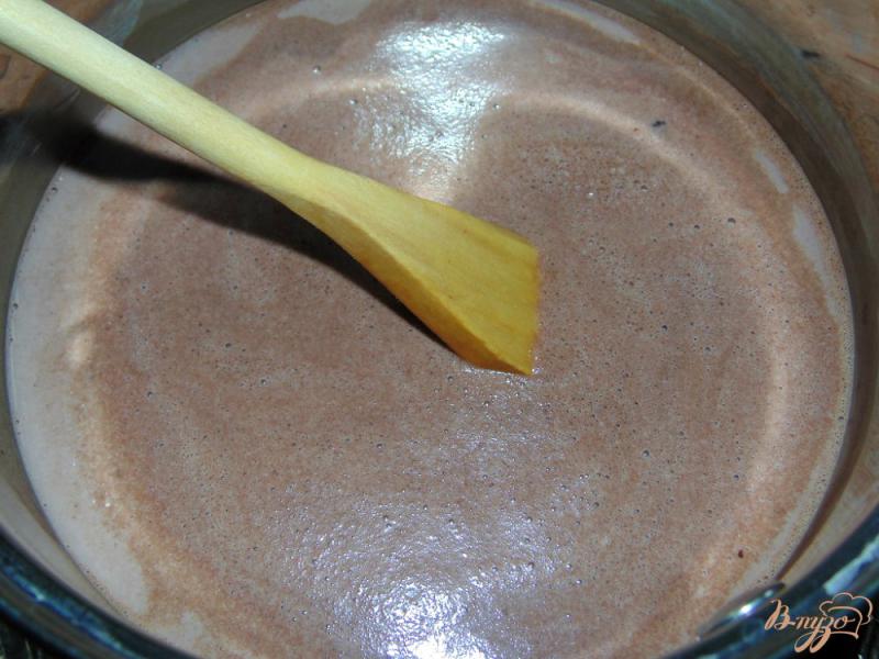 Фото приготовление рецепта: Шоколадный пудинг с грецкими орехами шаг №5