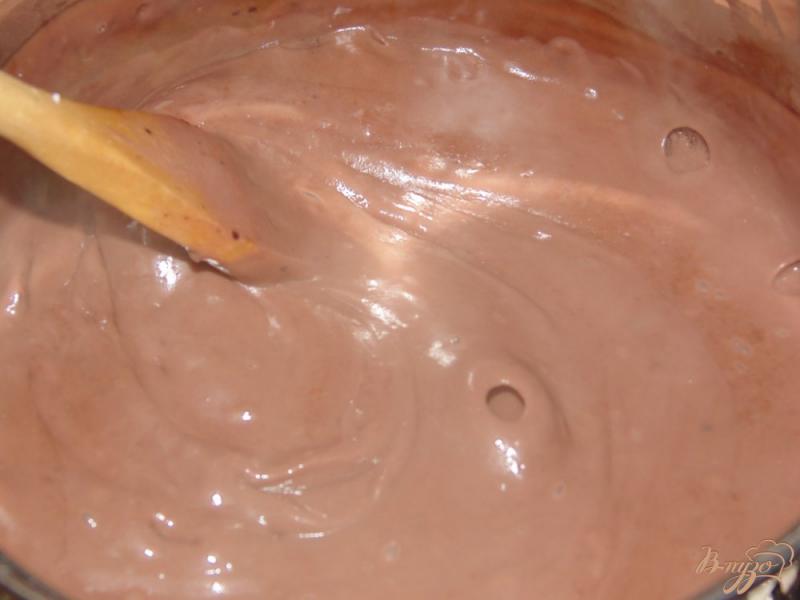 Фото приготовление рецепта: Шоколадный пудинг с грецкими орехами шаг №6