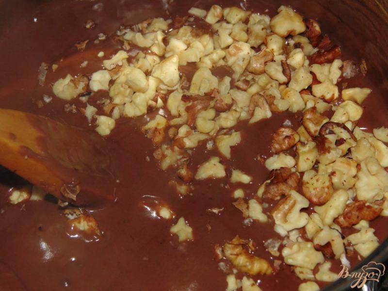 Фото приготовление рецепта: Шоколадный пудинг с грецкими орехами шаг №7