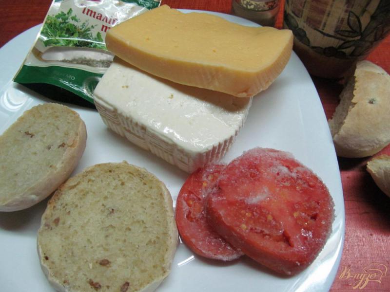 Фото приготовление рецепта: Закуска из сыра и помидора шаг №1
