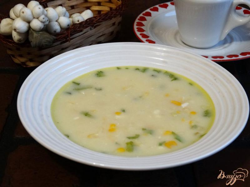 Фото приготовление рецепта: Сырный суп с консервированной кукурузой шаг №7